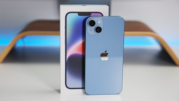Với điều kiện chụp trong nhà, màu Xanh Dương của iPhone 14 vẫn mang đến cảm giác mát mẻ, dễ chịu